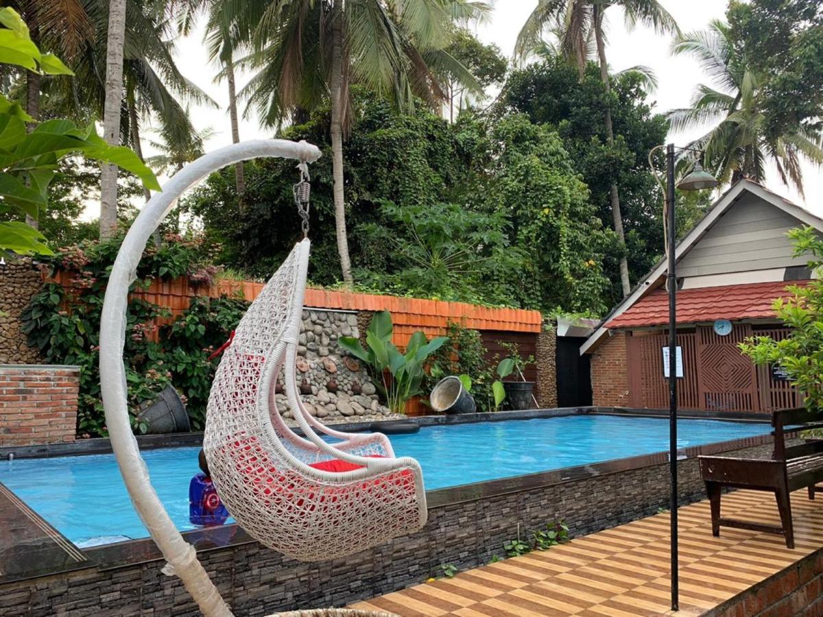 Vaccinated Staff - Oyo 1230 Kampoeng Osing Syariah Guesthouse Banyuwangi  Εξωτερικό φωτογραφία