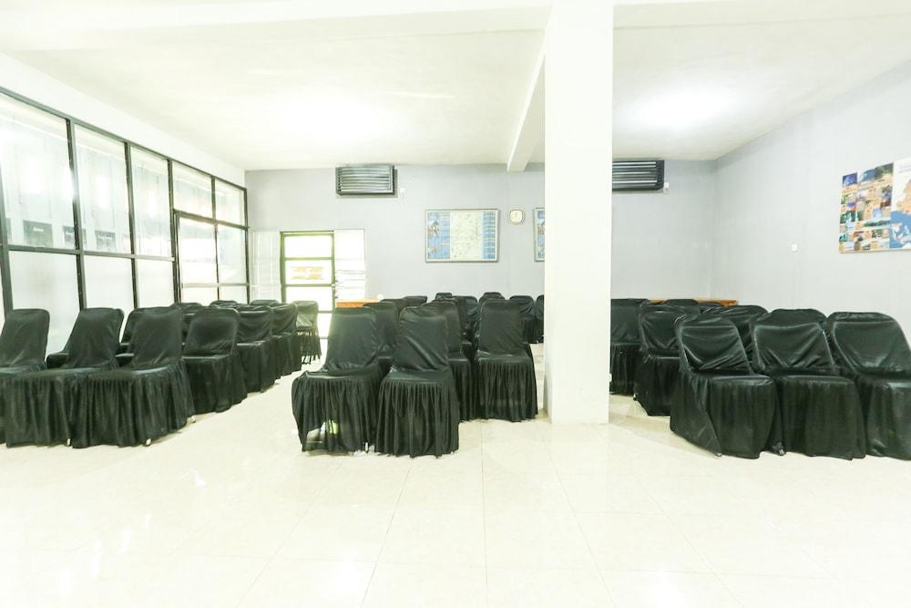 Vaccinated Staff - Oyo 1230 Kampoeng Osing Syariah Guesthouse Banyuwangi  Εξωτερικό φωτογραφία