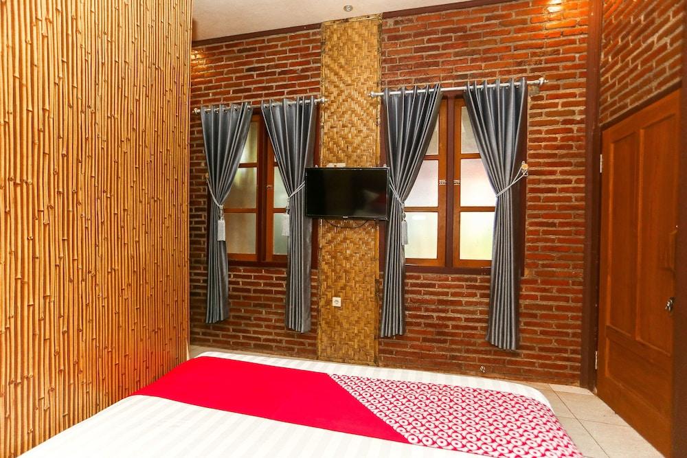 Vaccinated Staff - Oyo 1230 Kampoeng Osing Syariah Guesthouse Banyuwangi  Εξωτερικό φωτογραφία