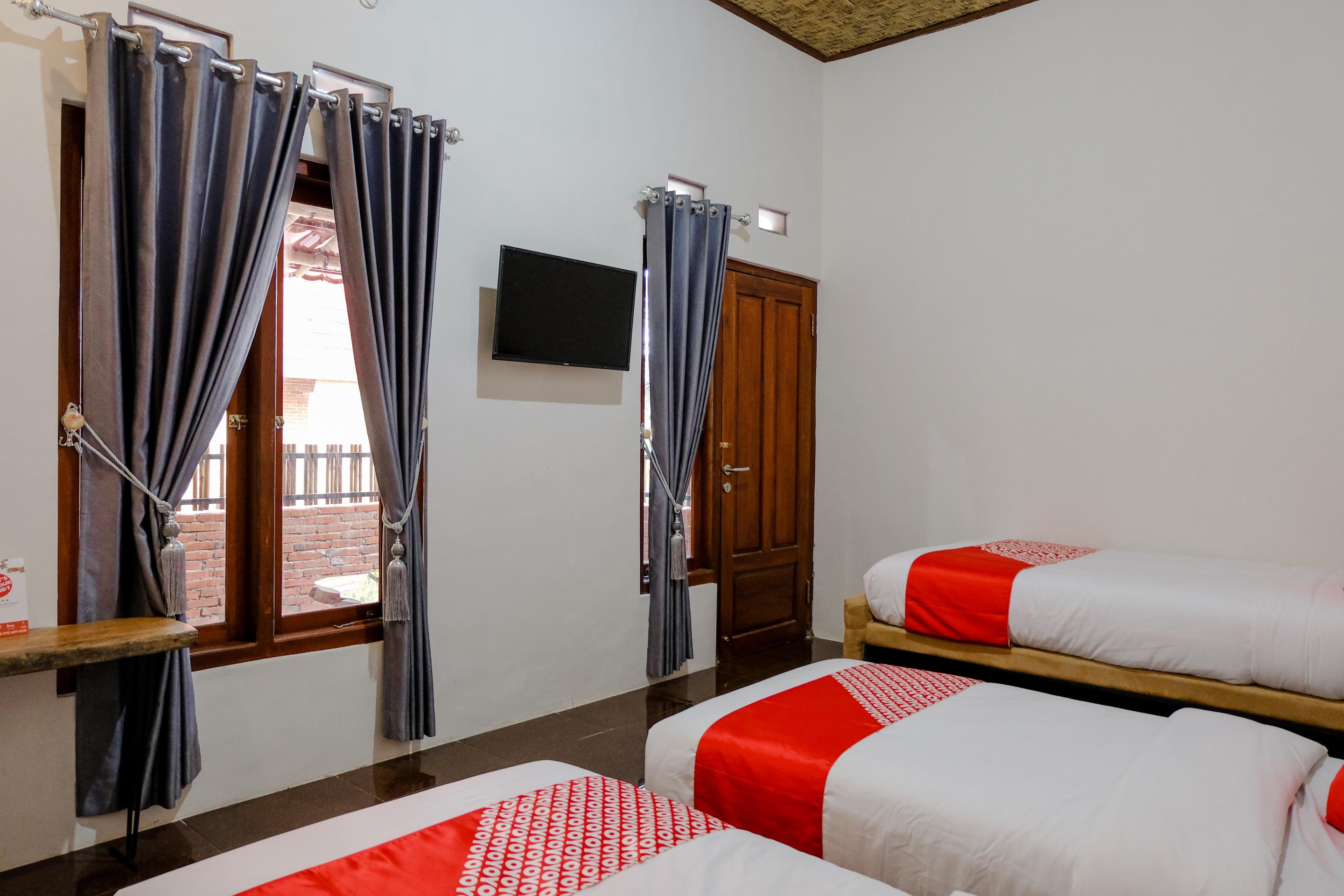 Vaccinated Staff - Oyo 1230 Kampoeng Osing Syariah Guesthouse Banyuwangi  Εξωτερικό φωτογραφία