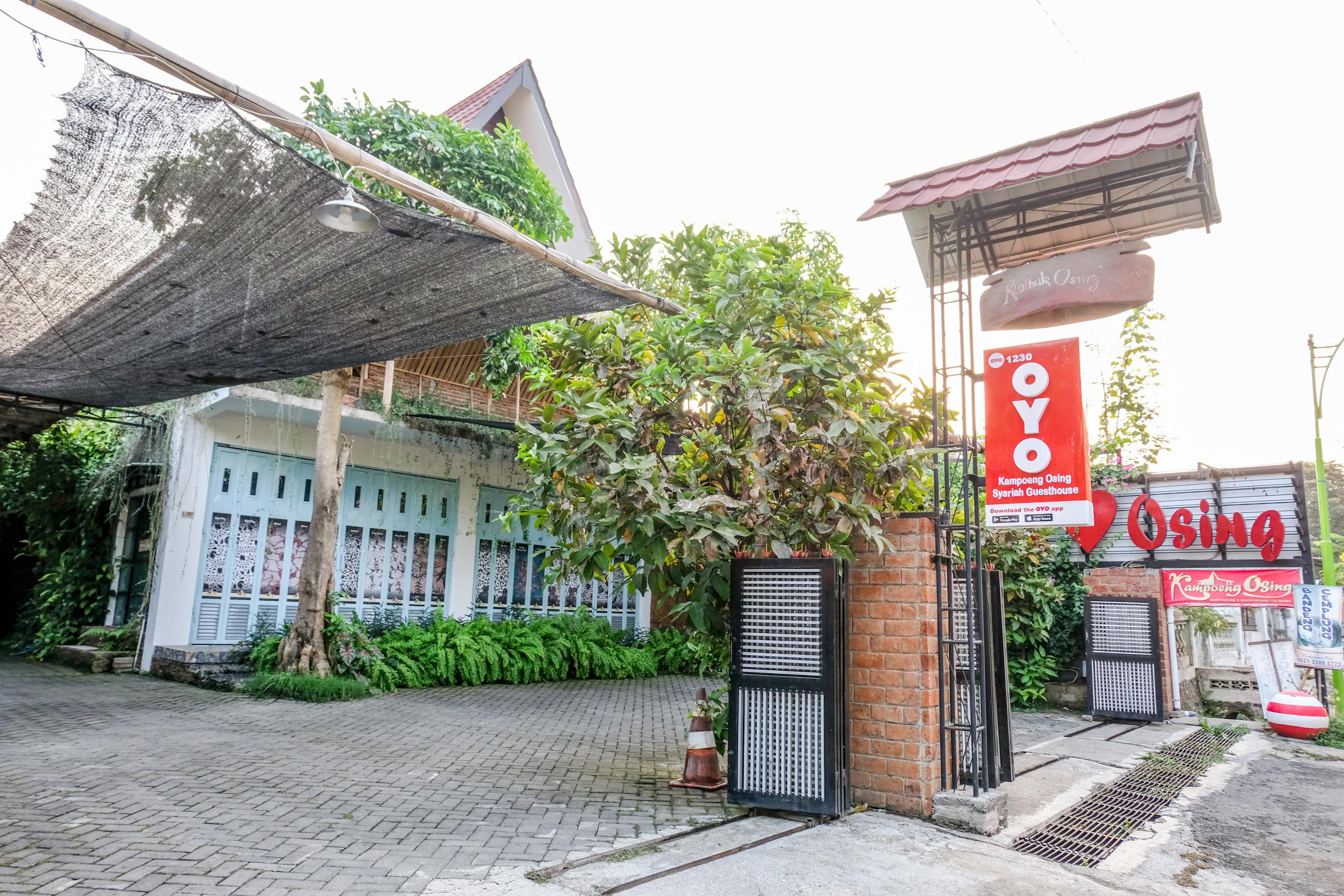Vaccinated Staff - Oyo 1230 Kampoeng Osing Syariah Guesthouse Banyuwangi  Εξωτερικό φωτογραφία