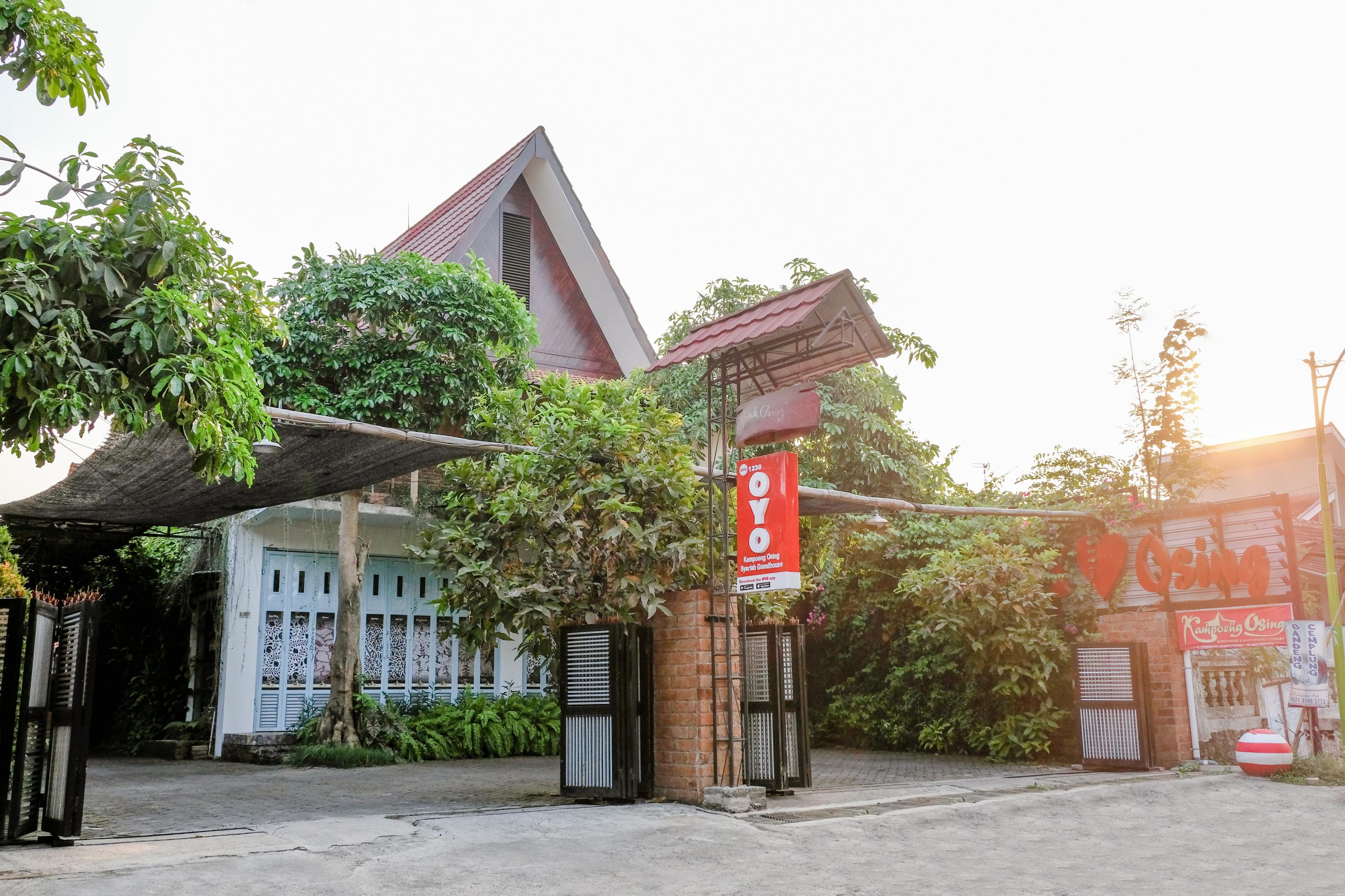 Vaccinated Staff - Oyo 1230 Kampoeng Osing Syariah Guesthouse Banyuwangi  Εξωτερικό φωτογραφία