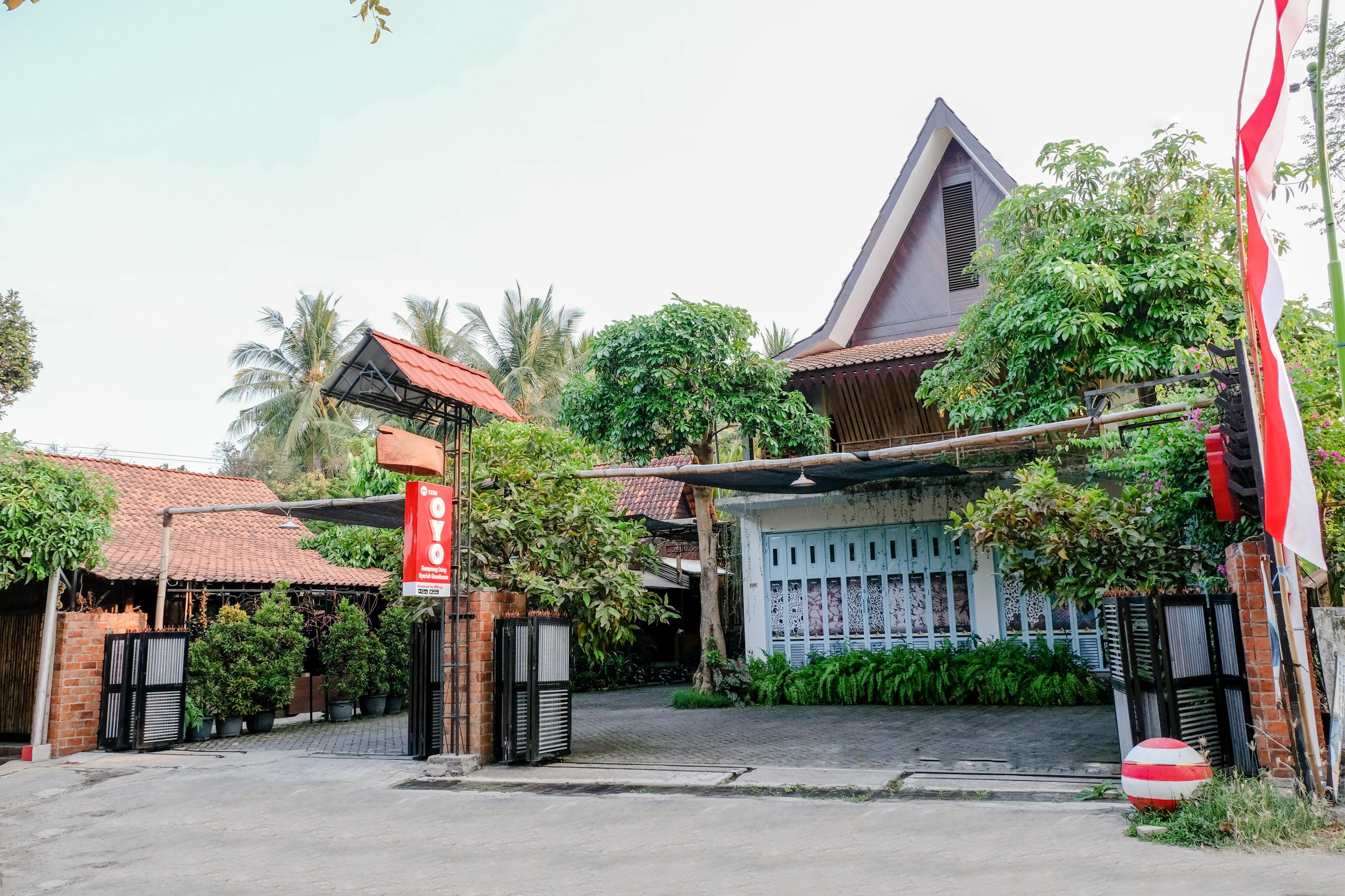 Vaccinated Staff - Oyo 1230 Kampoeng Osing Syariah Guesthouse Banyuwangi  Εξωτερικό φωτογραφία