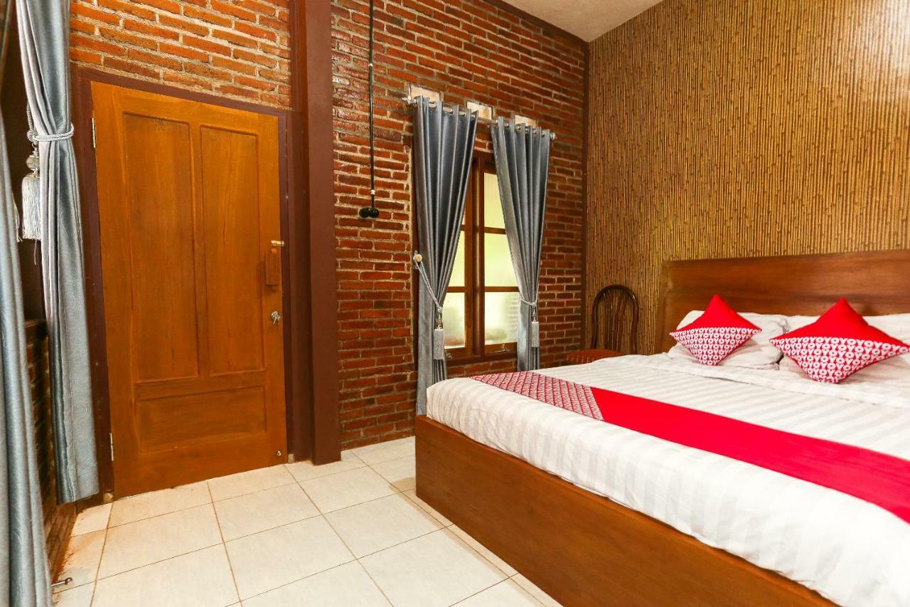 Vaccinated Staff - Oyo 1230 Kampoeng Osing Syariah Guesthouse Banyuwangi  Εξωτερικό φωτογραφία