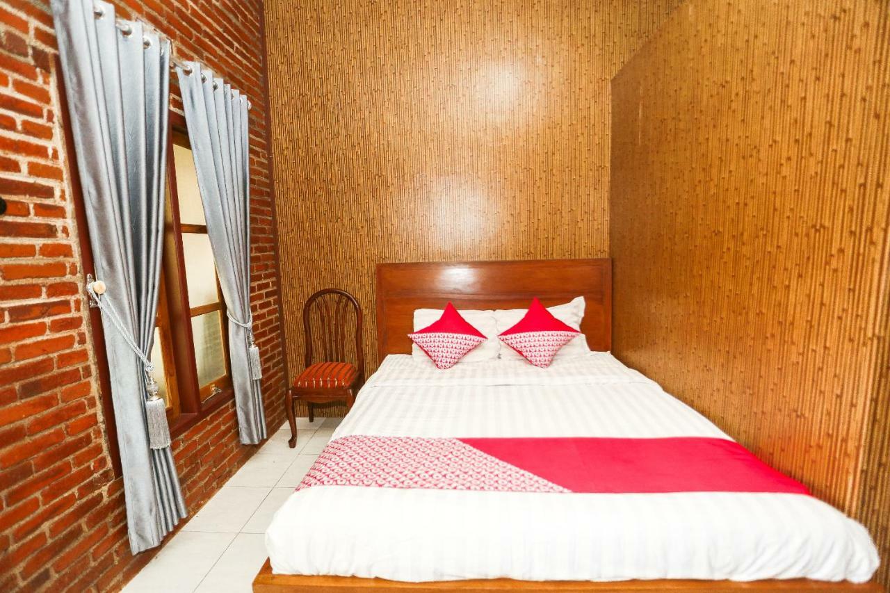 Vaccinated Staff - Oyo 1230 Kampoeng Osing Syariah Guesthouse Banyuwangi  Εξωτερικό φωτογραφία