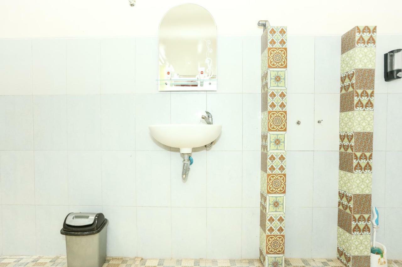 Vaccinated Staff - Oyo 1230 Kampoeng Osing Syariah Guesthouse Banyuwangi  Εξωτερικό φωτογραφία