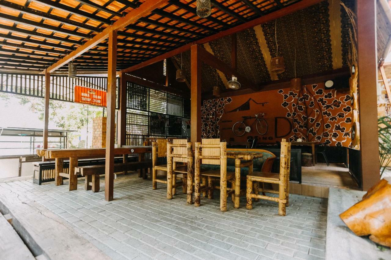 Vaccinated Staff - Oyo 1230 Kampoeng Osing Syariah Guesthouse Banyuwangi  Εξωτερικό φωτογραφία
