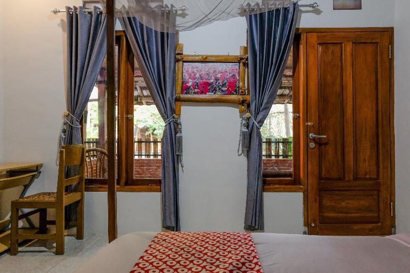 Vaccinated Staff - Oyo 1230 Kampoeng Osing Syariah Guesthouse Banyuwangi  Εξωτερικό φωτογραφία