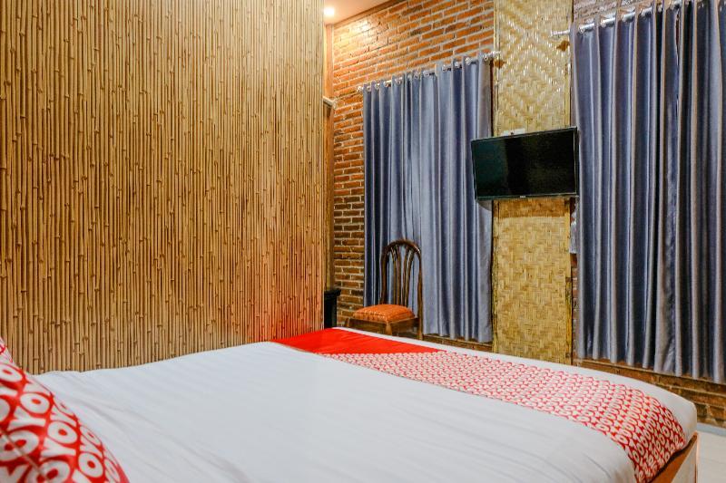 Vaccinated Staff - Oyo 1230 Kampoeng Osing Syariah Guesthouse Banyuwangi  Εξωτερικό φωτογραφία