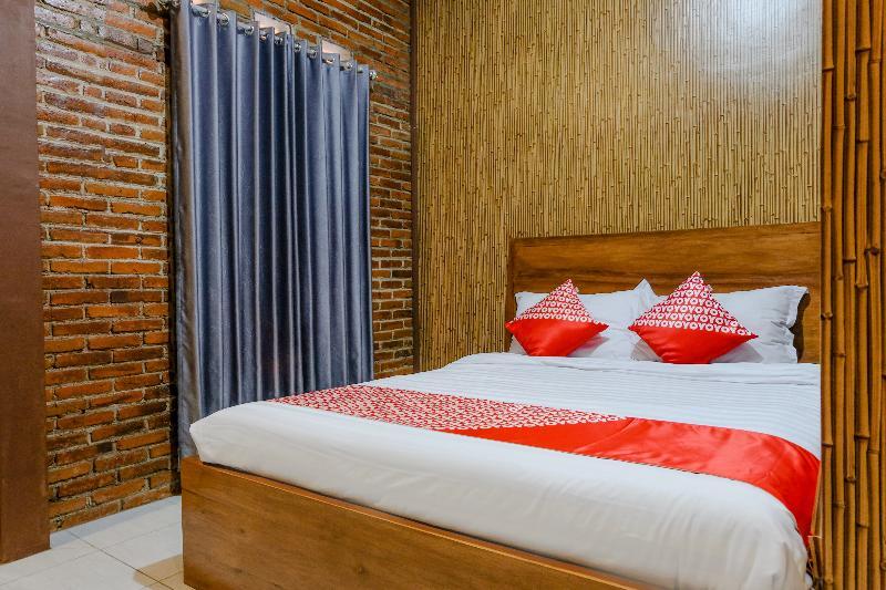 Vaccinated Staff - Oyo 1230 Kampoeng Osing Syariah Guesthouse Banyuwangi  Εξωτερικό φωτογραφία